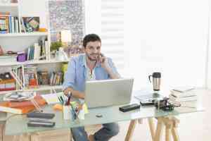 © jackfrog - stock.adobe.com Mann am Arbeitsplatz