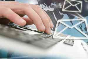 © Gajus - Fotolia.com Hand auf Computertastatur