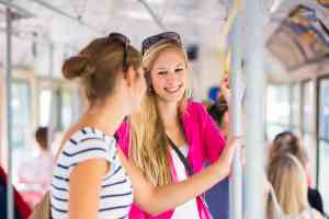 © lightpoet - Fotolia.com Personen in Straßenbahn