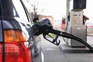 © maho - Fotolia.com Auto an Tankstelle