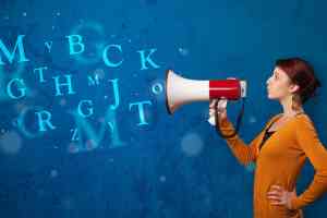 © ra2 studio - Fotolia.com Frau mit Megaphon