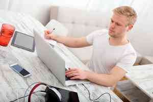 Mann arbeitet am Laptop