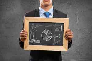 © adam121 - Fotolia.com Mann hält Tafel