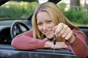 © Dan Race - Fotolia.com Junge Frau hält Autoschlüssel