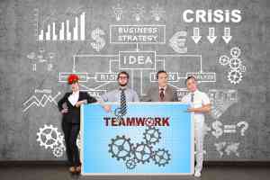 Team präsentiert Teamwork-Plakat