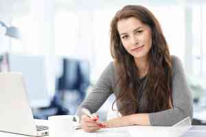 © gzorgz - Fotolia.com Frau am Schreibtisch