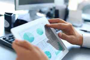 © ty - Fotolia.com Statistik am Tablet
