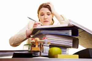 © Robert Kneschke - Fotolia.com Frau arbeitet mit Akten