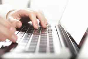 Mann am Laptop