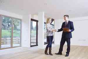 © highwaystarz - Fotolia.com Mann und Frau Immobilienkauf