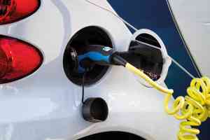 © bmf-foto.de - Fotolia.com Aufladen eines Elektroautos