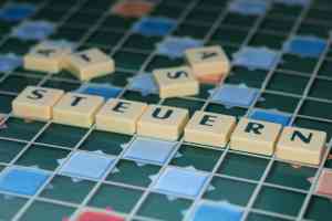© Piccolo - Fotolia.com Scrabblesteine mit dem Wort Steuern