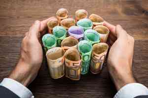 © Andrey Popov - Fotolia.com Unterschiedliche Euroscheine gerollt