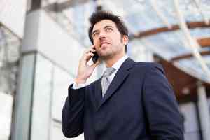 © Minerva Studio - Fotolia.com Geschäftsmann telefoniert mit Smartphone