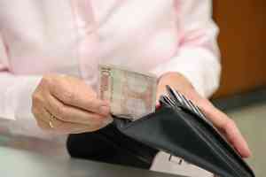 © Volker Witt - Fotolia.com Damen entnimmt Brieftasche 10 Euro Schein