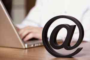 © lichtmeister - Fotolia.com Mann vor Laptop