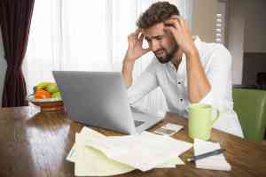 © elnariz - Fotolia.com Mann sitzt verzweifelt vor Laptop