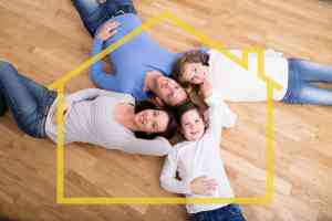 © drubig-photo - Fotolia.com Familie liegt am Boden
