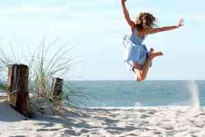© pegbes - Fotolia.com Frau am Strand