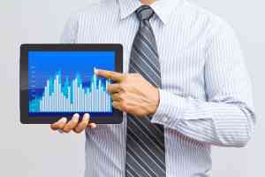 © Warakorn - Fotolia.com Tablet mit Statistik