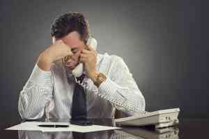 © Photosebia - Fotolia.com Mann verzweifelt am Telefon