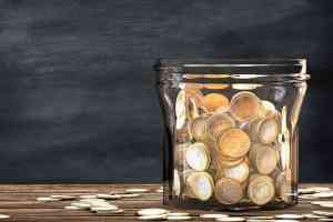 © Yabresse - Fotolia.com Münzen im Glas