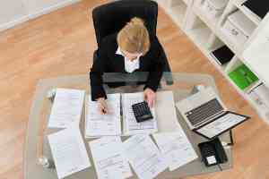 © Andrey Popov - Fotolia.com Frau am Schreibtisch
