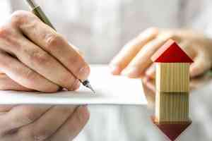 © Gajus - Fotolia.com Miniatur eines Hauses