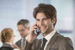 © jackfrog - Fotolia.com Mann mit Handy