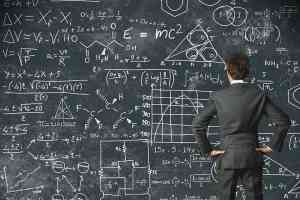 © alphaspirit - Fotolia.com Mann vor Tafel