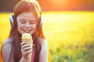Kind mit Eis