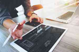 © everythingpossible - Fotolia.com Mann am Tablet