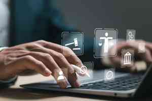 © Pakin - stock.adobe.com Person schreibt am Laptop