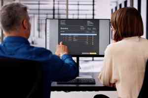 © Andrey Popov - stock.adobe.com Zwei Personen vor Computerbildschirm
