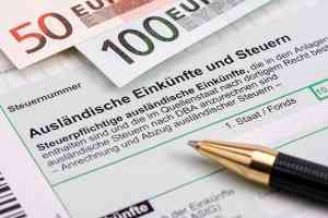 © Wolfilser - stock.adobe.com Formular und Geldscheine