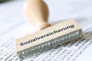 © Finanzfoto - stock.adobe.com Holzstempel Sozialversicherung