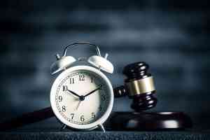 © beeboys - stock.adobe.com Uhr und Richterhammer