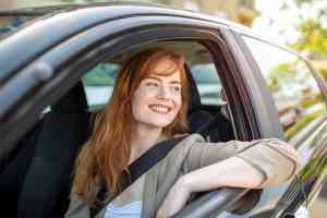 © Graphicroyalty - stock.adobe.com Frau in Auto