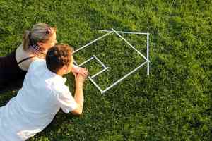 © RioPatuca Images - stock.adobe.com Zwei Personen in Wiese
