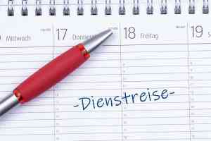 © HNFOTO - stock.adobe.com Kalender mit Schrift Dienstreise darauf