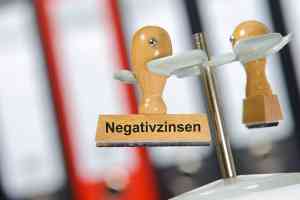 © Wolfilser - stock.adobe.com Stempel mit Aufschrift Negativzinsen