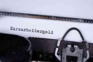 Schreibmaschine mit Aufschrift Kurzarbeitergeld