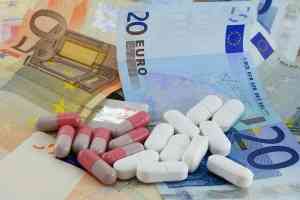 © Schlierner - Fotolia.com Medikamente auf Geld