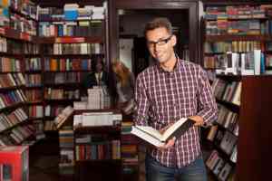 Junger Mann in Bibliothek