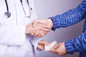 © Aycatcher - fotolia.com Arzt gibt Patient die Hand