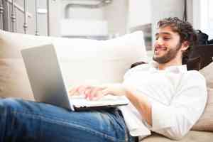 © Minerva Studio - Fotolia.com Mann liegt auf Couch