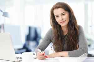 © gzorgz - Fotolia.com Frau sitzt am Schreibtisch
