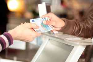 © StefanieB. - Fotolia.com Bezahlen an der Supermarktkasse
