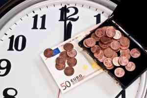Geld liegt auf Uhr