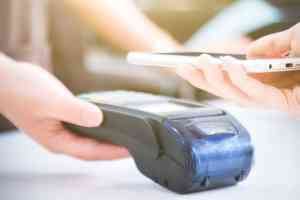 © fanjianhua - stock.adobe.com Kartenzahlungsgerät und Mobiltelefon